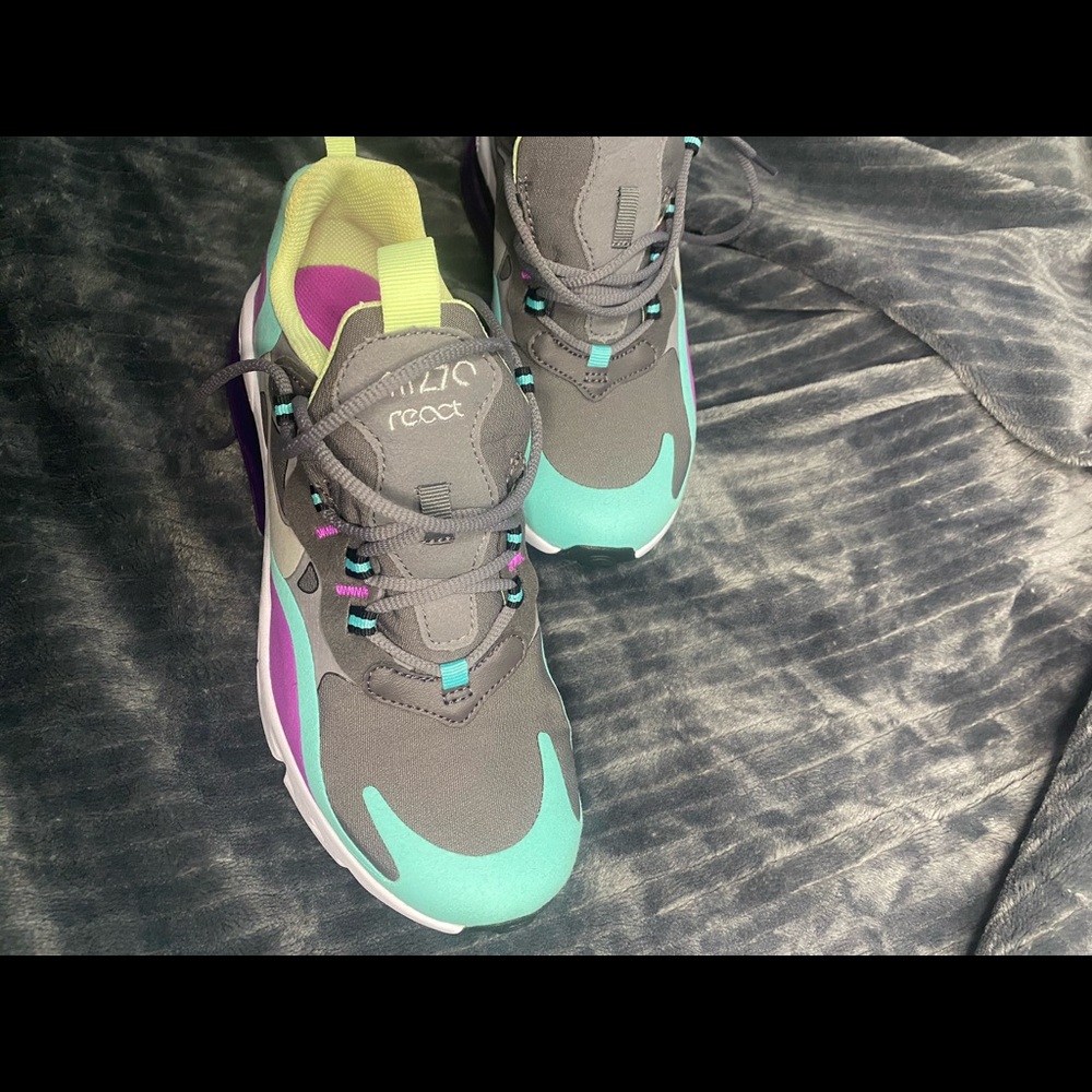 Nikereact sneakers 6y size 8 women’s - Picture 2 of 5